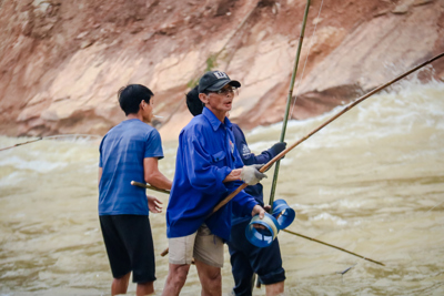 Hà Tĩnh: Người dân “liều lĩnh” săn cá dưới chân hồ Kẻ Gỗ