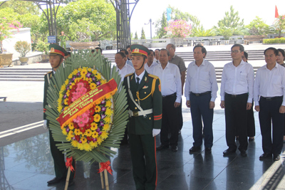 Phó Thủ tướng Thường trực Trương Hòa Bình tri ân các anh hùng, liệt sĩ tại Quảng Trị