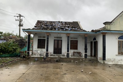 Ảnh hưởng bão số 5, gió lốc làm tốc mái hàng chục ngôi nhà ở Thừa Thiên Huế