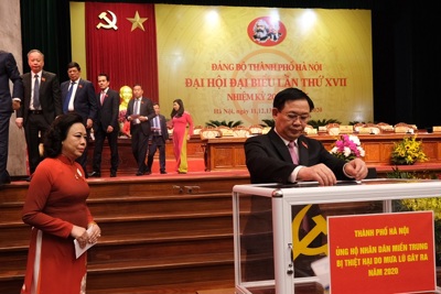 Đại biểu Đại hội Đảng bộ TP Hà Nội khoá XVII ủng hộ đồng bào miền Trung