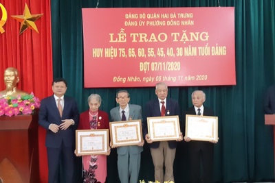 Trưởng Ban Tổ chức Thành ủy trao Huy hiệu cho các đảng viên phường Đồng Nhân, quận Hai Bà Trưng