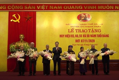 Huyện Thạch Thất trao huy hiệu 50 năm tuổi Đảng cho cán bộ lão thành