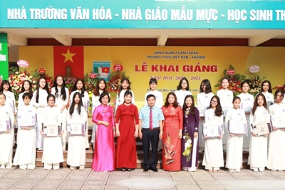 Quận Thanh Xuân: Tặng gần 1.600 cặp sách cho nữ sinh lớp 9