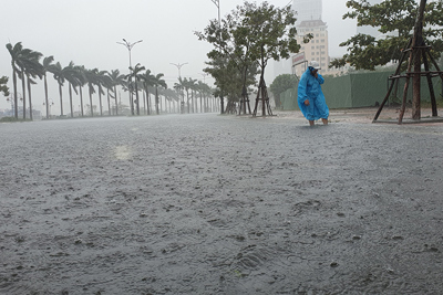 Đà Nẵng: Mưa to gió lớn khiến 3 người mất tích, đường phố ngập nước
