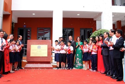 Quận Hoàng Mai: Gắn biển công trình trường tiểu học Thanh Trì chào mừng Đại hội Đảng bộ TP Hà Nội