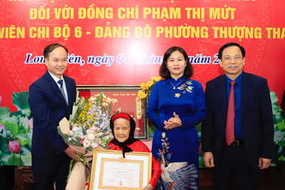 Phó Bí thư Thường trực Thành ủy Nguyễn Thị Tuyến trao Huy hiệu Đảng cho đảng viên lão thành