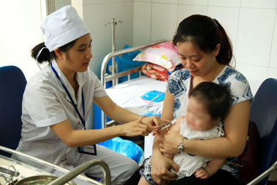 Phòng bệnh bạch hầu bằng tiêm vaccine