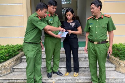 Hà Nội: Cảnh sát trả lại khối tài sản 300 triệu cho người phụ nữ đánh rơi