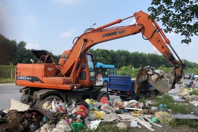 Thu gom gần 200 tấn rác trên Đại lộ Thăng Long: Liệu có “ném đá ao bèo”?