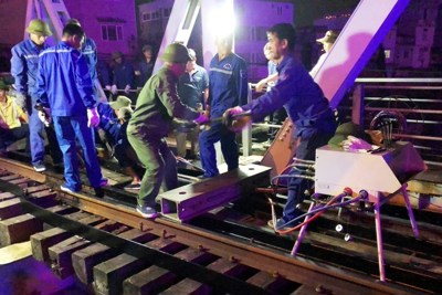 Đề nghị điều tra, xử lý nghiêm vụ sà lan va chạm gây hư hại cầu đường sắt Tam Bạc