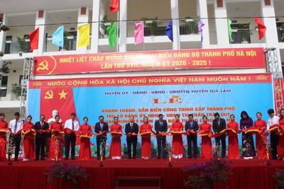 Gia Lâm gắn biển công trình kỷ niệm 1010 năm Thăng Long và chào mừng Đại hội Đảng bộ TP Hà Nội