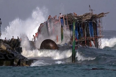Tàu câu mực bị đâm chìm, 3 người bị thương và mất tích