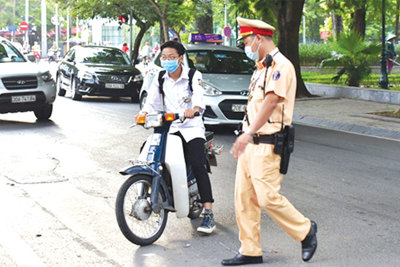 Phụ huynh giao xe máy cho học sinh đến trường: Lợi bất cập hại