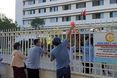 Cận cảnh Bệnh viện C Đà Nẵng bị “phong tỏa”, người nhà tiếp tế nhu yếu phẩm cho bệnh nhân