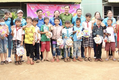 Tặng quà cho 3.000 thiếu nhi tỉnh Bình Phước đón Tết Trung thu