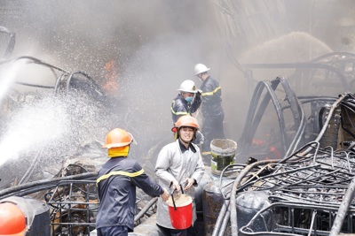 Có hiện tượng rò rỉ hóa chất ra ngoài sau vụ cháy ở Cảng Đức Giang, quận Long Biên