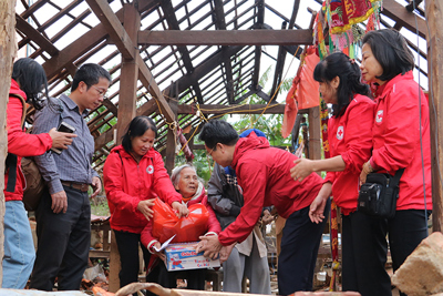 Hội Chữ thập đỏ Hà Nội tiếp tục chia sẻ khó khăn với người dân miền Trung