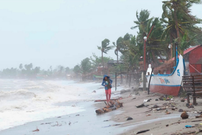 Thông tin mới nhất về cơn bão mạnh nhất thế giới năm 2020: Tiến chậm vào Biển Đông
