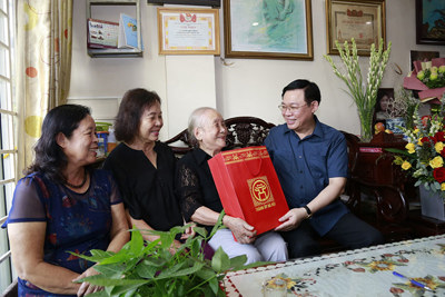 Bí thư Thành ủy Vương Đình Huệ thăm, tặng quà gia đình chính sách