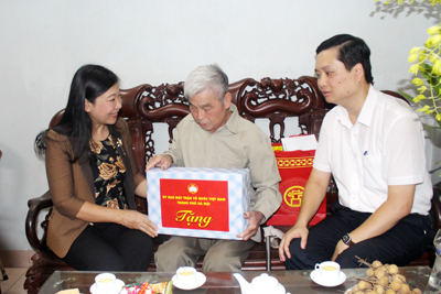 Chủ tịch Ủy ban MTTQ TP Hà Nội thăm, tặng quà gia đình chính sách tiêu biểu huyện Thanh Trì
