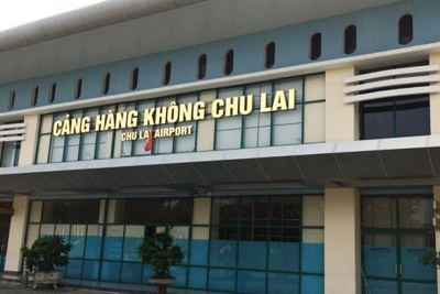 Bão số 9 hất tung mái nhà ga sân bay Chu Lai