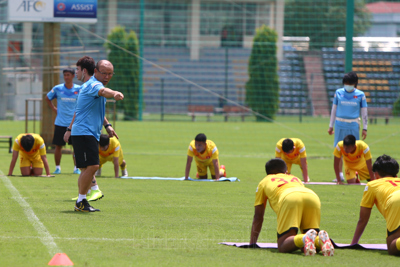 [Ảnh] HLV Park Hang-seo hít đất làm mẫu, phạt học trò gập bụng vì làm không đúng