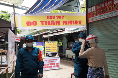 [Ảnh] Đi chợ giữa mùa dịch Covid-19 ở Đà Nẵng