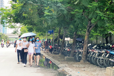 [Điểm nóng giao thông] Người đi bộ bị đẩy xuống lòng đường Nguyễn Hoàng