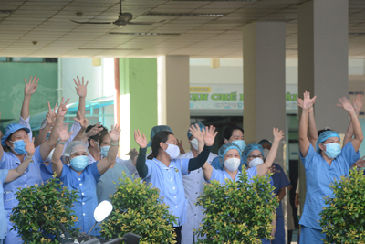 Bệnh viện Đà Nẵng dỡ cách ly sau gần 1 tháng, y bác sĩ vỡ òa niềm vui