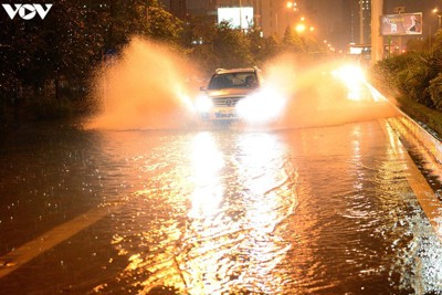 Mưa lớn, nhiều tuyến phố ở Hà Nội ngập sâu, hàng loạt xe chết máy