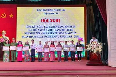 Khen thưởng 70 tập thể, cá nhân trong công tác tổ chức Đại hội đại biểu Đảng bộ thị xã Sơn Tây