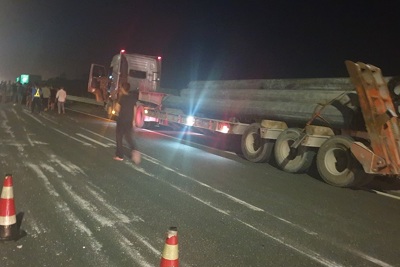 Cột điện bê tông rơi xuống đường cao tốc Pháp Vân - Cầu Giẽ gây tai nạn cho xe khách