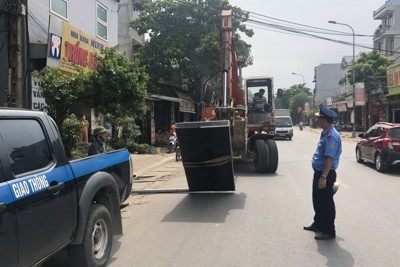 Hà Nội: Giải tỏa vi phạm hành lang an toàn giao thông dọc Quốc lộ 32 tại huyện Ba Vì