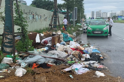 Hà Nội: Rác thải tràn lan tại đường Nguyễn Văn Huyên kéo dài