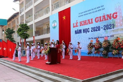 Chủ tịch HĐND TP Hà Nội chung vui với thầy, trò Trường THCS Sơn Tây trong ngày khai giảng