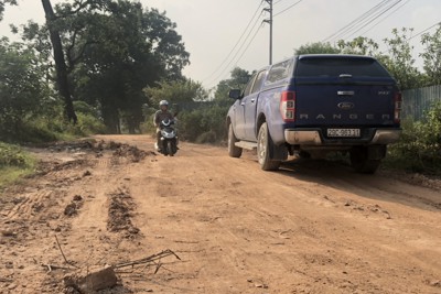 Tại huyện Mê Linh: Nguy cơ mất an toàn giao thông từ đường xuống cấp