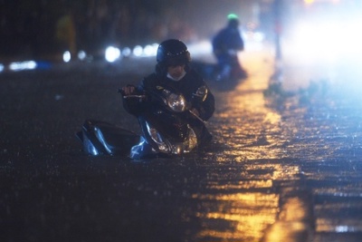 TP Hồ Chí Minh: Mưa lớn kéo dài khiến nhiều tuyến đường ngập sâu