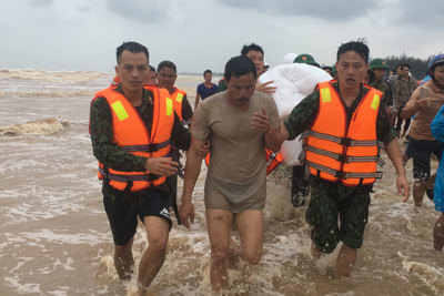 Lũ lụt miền Trung: Lũ vượt mốc lịch sử, 8 người thiệt mạng