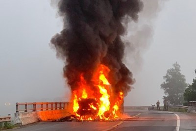 Tin tức tai nạn giao thông mới nhất hôm nay ngày 28/9: Xe container bốc cháy trên Quốc lộ 1