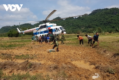 Máy bay trực thăng chuyển hàng hóa cứu trợ xã bị cô lập do mưa lũ ở Quảng Trị