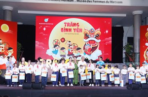 Phó Thủ tướng Trương Hòa Bình trao quà cho trẻ em có hoàn cảnh đặc biệt