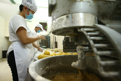 Yêu cầu đóng cửa các cơ sở sản xuất bánh Trung thu chống đối đoàn kiểm tra