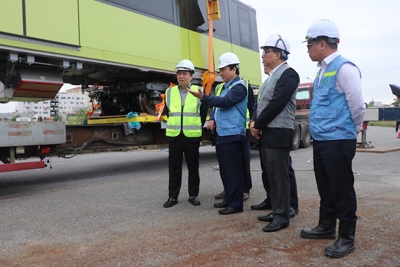 Phó Chủ tịch UBND TP Nguyễn Thế Hùng kiểm tra việc lắp đặt đoàn tàu đường sắt Nhổn - Ga Hà Nội