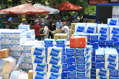 Ảnh: Hàng trăm chuyến hàng ủng hộ y, bác sĩ tại bệnh viện cách ly ở Đà Nẵng