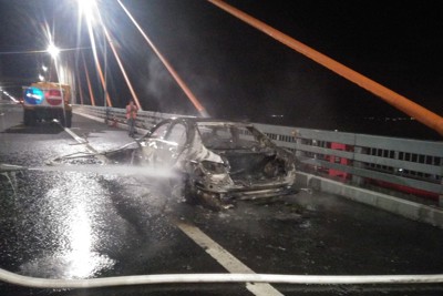 Xe Mercedes phát nổ rồi bất ngờ bốc cháy trên cầu Bạch Đằng