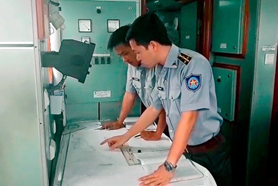 Tàu Kiểm ngư Việt Nam cứu tàu cá ngư dân
