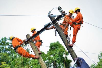 Bão số 6 đã khiến hơn 100.000 khách hàng ở Quảng Ngãi bị mất điện