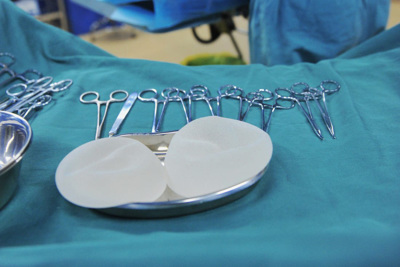 Bị vỡ túi silicon, người phụ nữ phát hiện u ở ngực