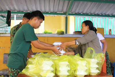Người dân Huế góp gạo, nấu cơm tiếp sức lực lượng cứu hộ ở Rào Trăng 3