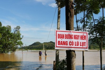 Lời nhắn đầy trách nhiệm của thầy hiệu trưởng vùng lụt Nam Đàn (Nghệ An)